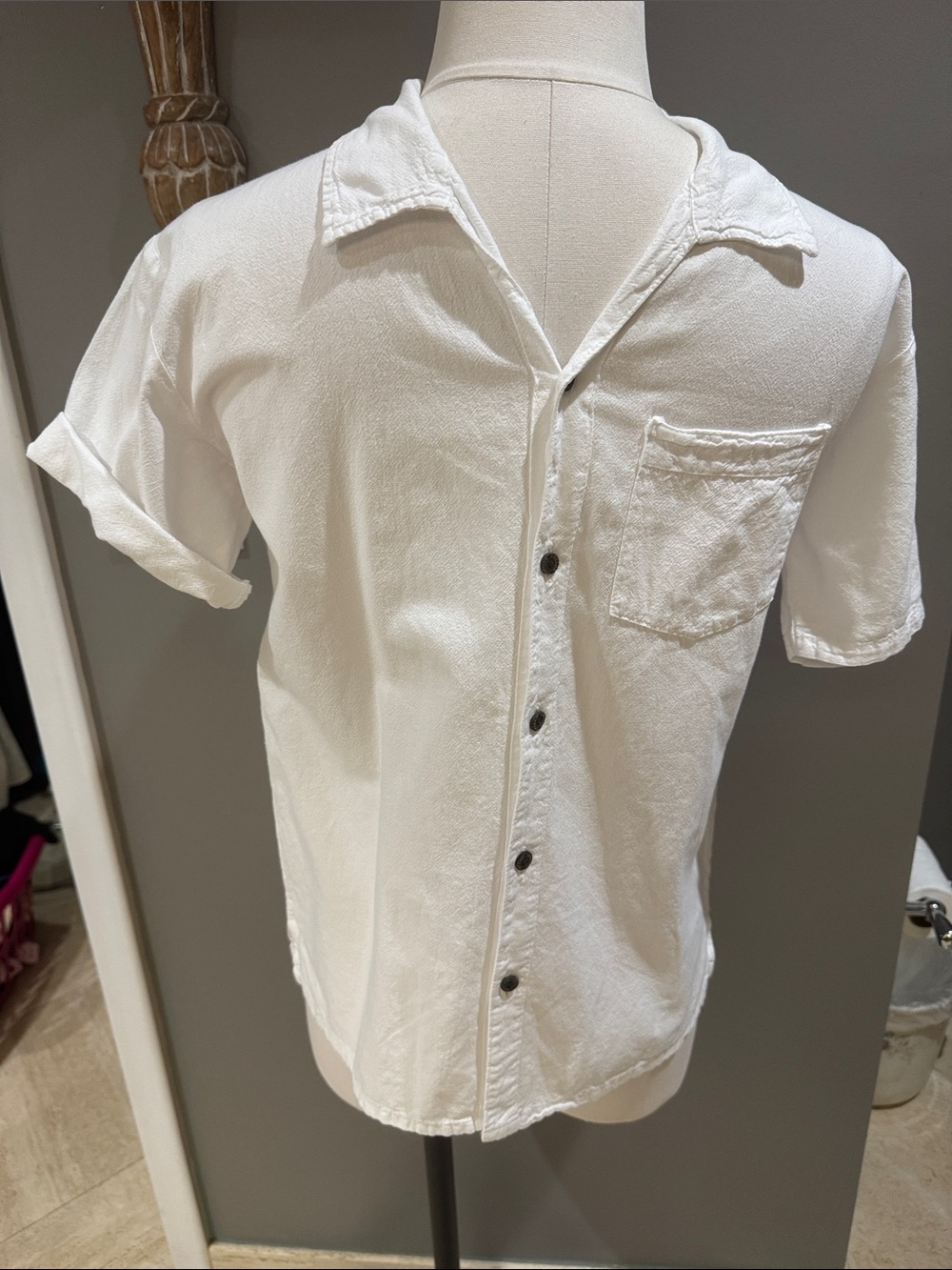 Men's Casual White Short-Sleeve Button-Down Shirt with Pocket